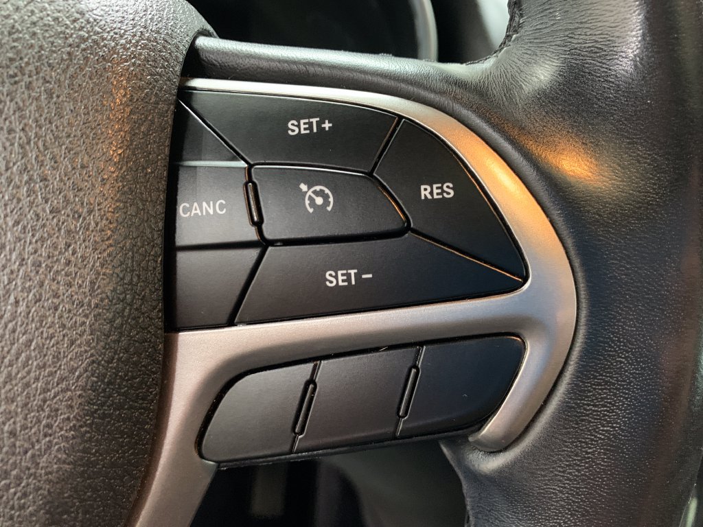 Used 2018 Jeep Grand Cherokee Altitude AWD/4WD image 24