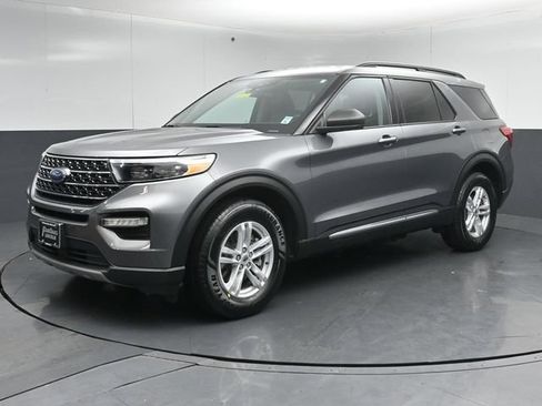 Used 2021 Ford Explorer XLT w/ Equipment Group 202A AWD/4WD image 3
