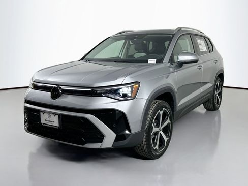 Certified 2025 Volkswagen Taos SEL image 3