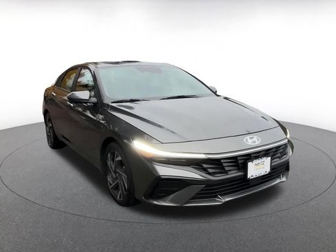 Used 2025 Hyundai Elantra SEL image 3