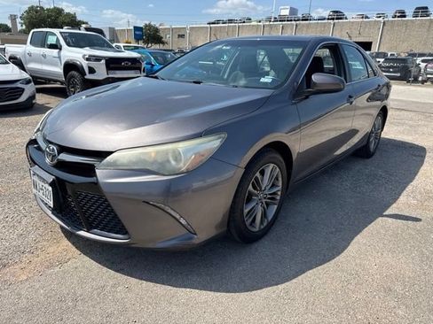 Used 2016 Toyota Camry SE w/ Moonroof Package FWD image 2