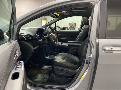 Used 2022 Toyota Sienna XLE Woodland Edition image 11