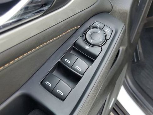 Used 2021 Chevrolet Traverse LT w/ LT Premium Package FWD image 8