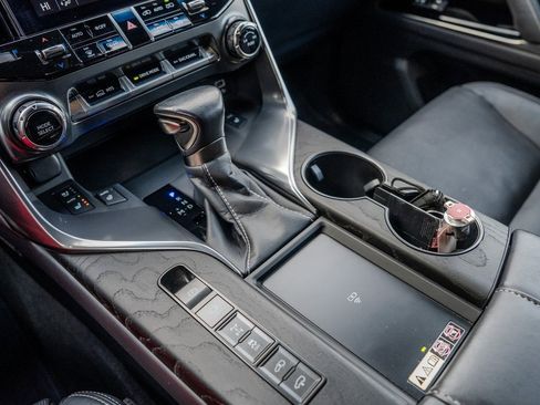 Used 2023 Lexus LX 600 4WD w/ Luxury Package image 13