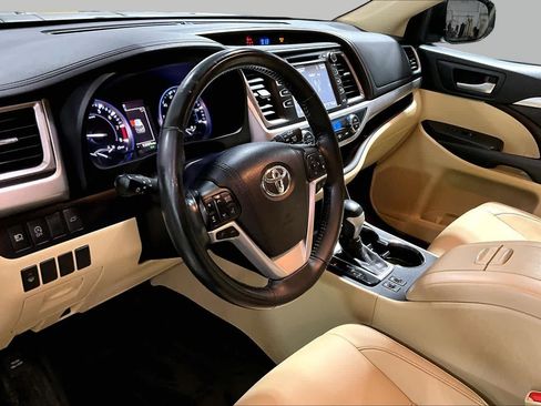 Used 2018 Toyota Highlander XLE AWD/4WD image 18