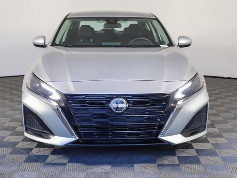Used 2023 Nissan Altima 2.5 SV image 2