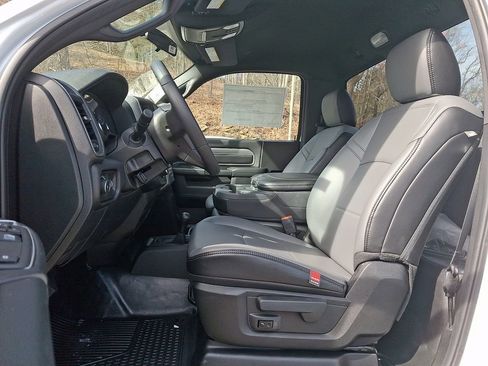 Used 2024 RAM 2500 Tradesman w/ Chrome Appearance Group AWD/4WD image 11