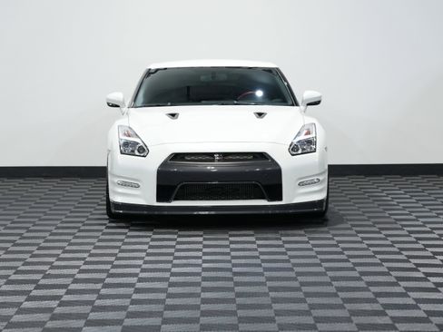 Used 2015 Nissan GT-R Black Edition image 4