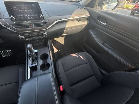 Used 2025 Nissan Altima 2.5 SV FWD image 36