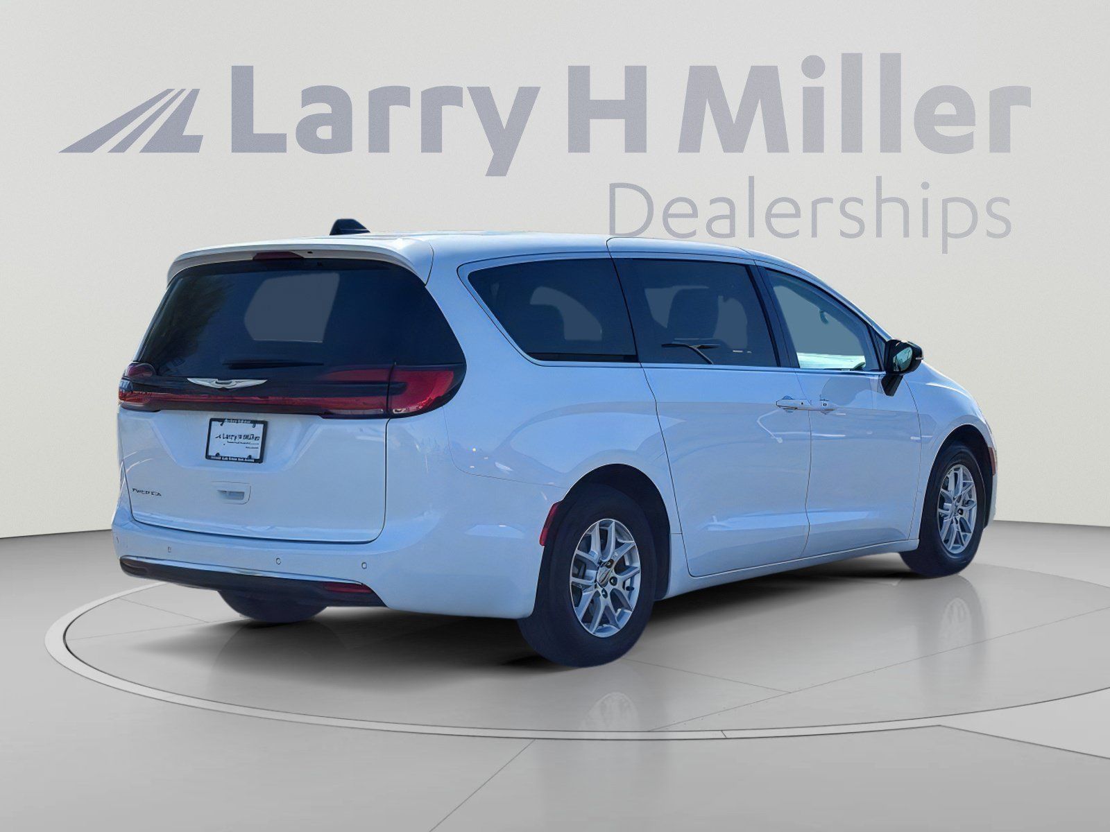 Used 2025 Chrysler Pacifica Select FWD image 6