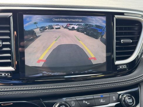 Used 2024 Chrysler Pacifica Touring FWD image 17