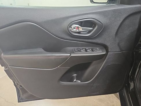 Used 2020 Jeep Cherokee Trailhawk AWD/4WD image 21