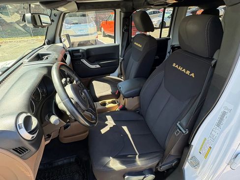 Used 2014 Jeep Wrangler Unlimited Sahara w/ Dual Top Group AWD/4WD image 21