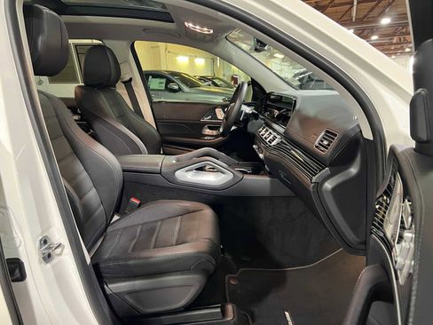 Used 2024 Mercedes-Benz GLS 580 4MATIC image 11