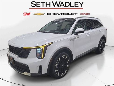 Used 2024 Kia Sorento EX w/ Panoramic Sunroof Package image 3