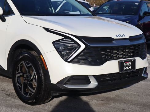 Used 2025 Kia Sportage LX image 2