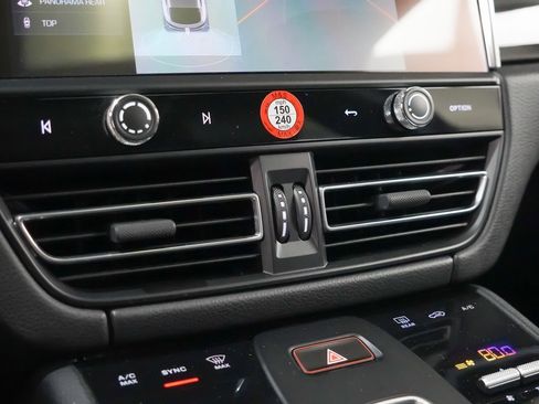 Certified 2025 Porsche Macan image 32