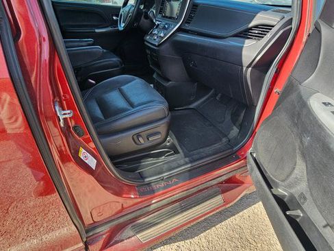 Used 2018 Toyota Sienna SE w/ SE Preferred Package FWD image 12