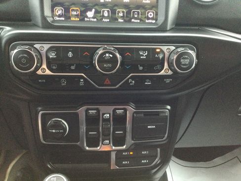 Used 2020 Jeep Gladiator Overland image 11