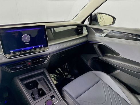 Used 2025 Volkswagen Tiguan SE w/ Panoramic Sunroof Package image 21