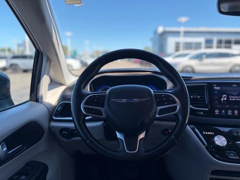 Used 2018 Chrysler Pacifica Touring-L Plus FWD image 27
