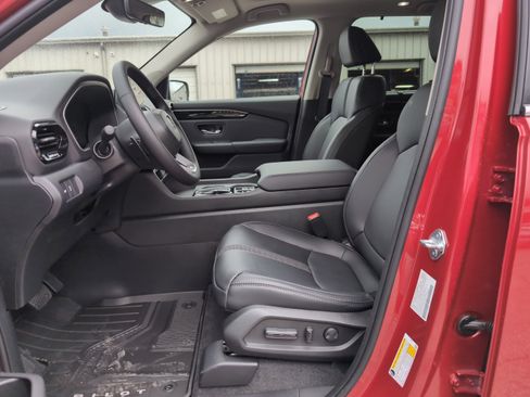 Certified 2025 Honda Pilot Touring image 18