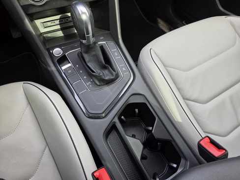 Used 2018 Volkswagen Tiguan SEL Premium image 24