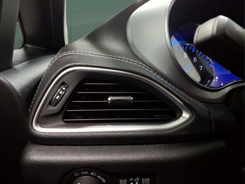 Used 2025 Chrysler Pacifica Limited FWD image 19