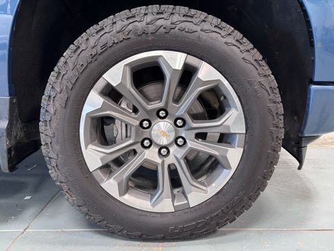 Used 2024 Chevrolet Silverado 1500 High Country w/ Z71 Off-Road Package AWD/4WD image 9