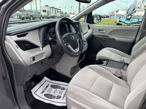Used 2019 Toyota Sienna LE image 10