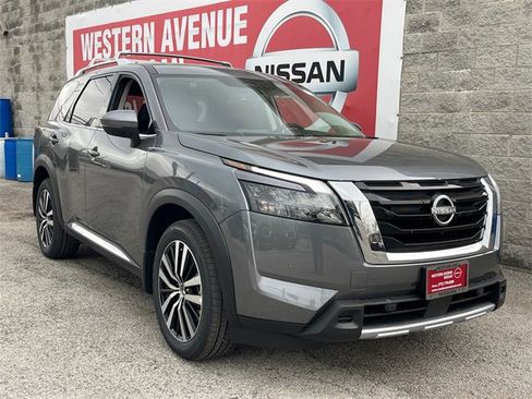 New 2025 Nissan Pathfinder Platinum image 2