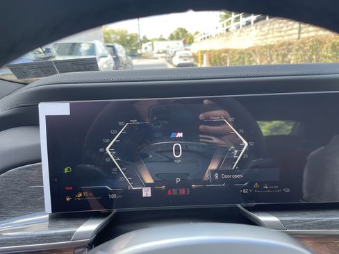 Used 2026 BMW 750e xDrive image 17