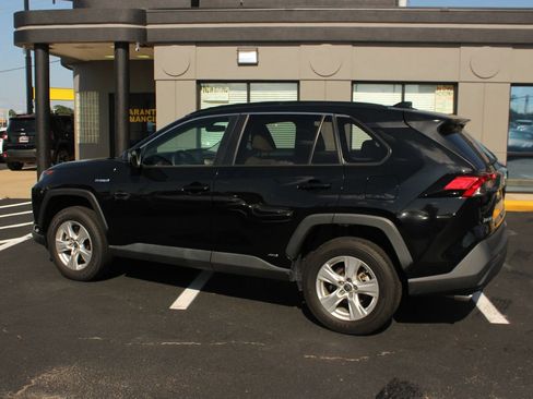 Used 2021 Toyota RAV4 LE AWD/4WD image 5