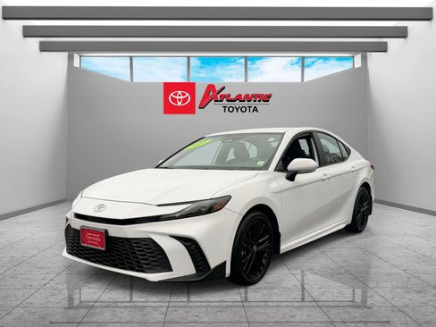 Used 2025 Toyota Camry SE image 2