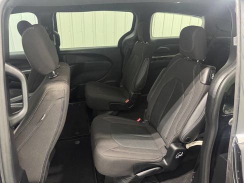 Used 2023 Chrysler Pacifica Touring image 9
