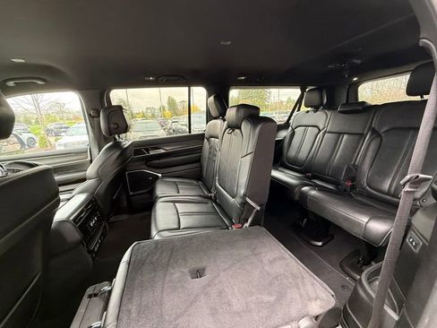 Used 2024 Jeep Wagoneer L Series II w/ Flexible Seating Group AWD/4WD image 8