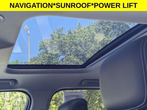 Used 2023 Land Rover Discovery S image 15