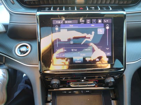 Used 2024 Jeep Grand Cherokee L Altitude image 24