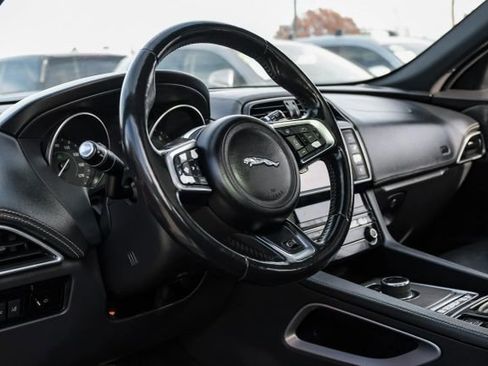 Used 2018 Jaguar F-PACE S image 3