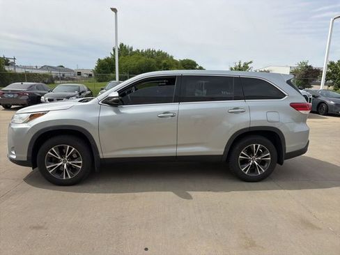 Used 2019 Toyota Highlander LE AWD/4WD image 2
