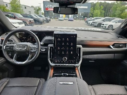 Used 2025 GMC Yukon XL Denali AWD/4WD image 9