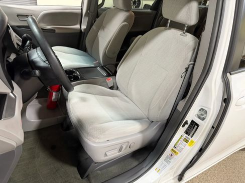 Used 2015 Toyota Sienna LE AWD/4WD image 46