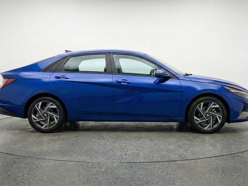 Used 2025 Hyundai Elantra SEL image 11