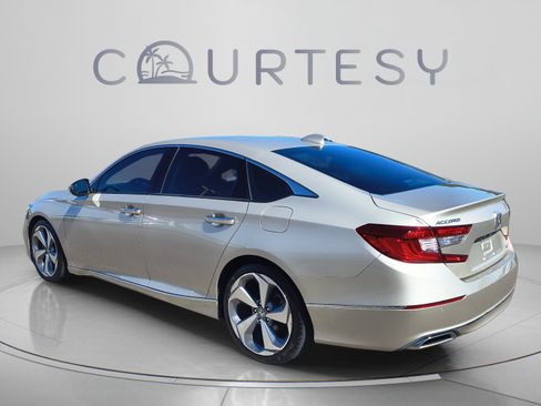 Used 2018 Honda Accord Touring image 3