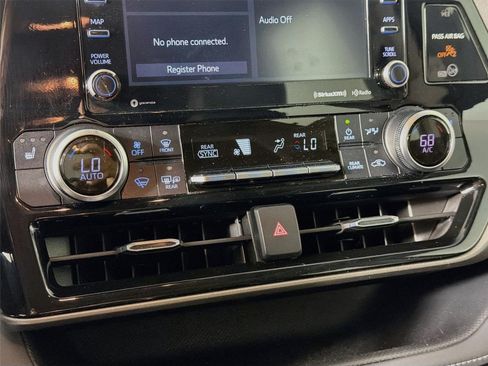 Used 2021 Toyota Highlander XLE FWD image 18