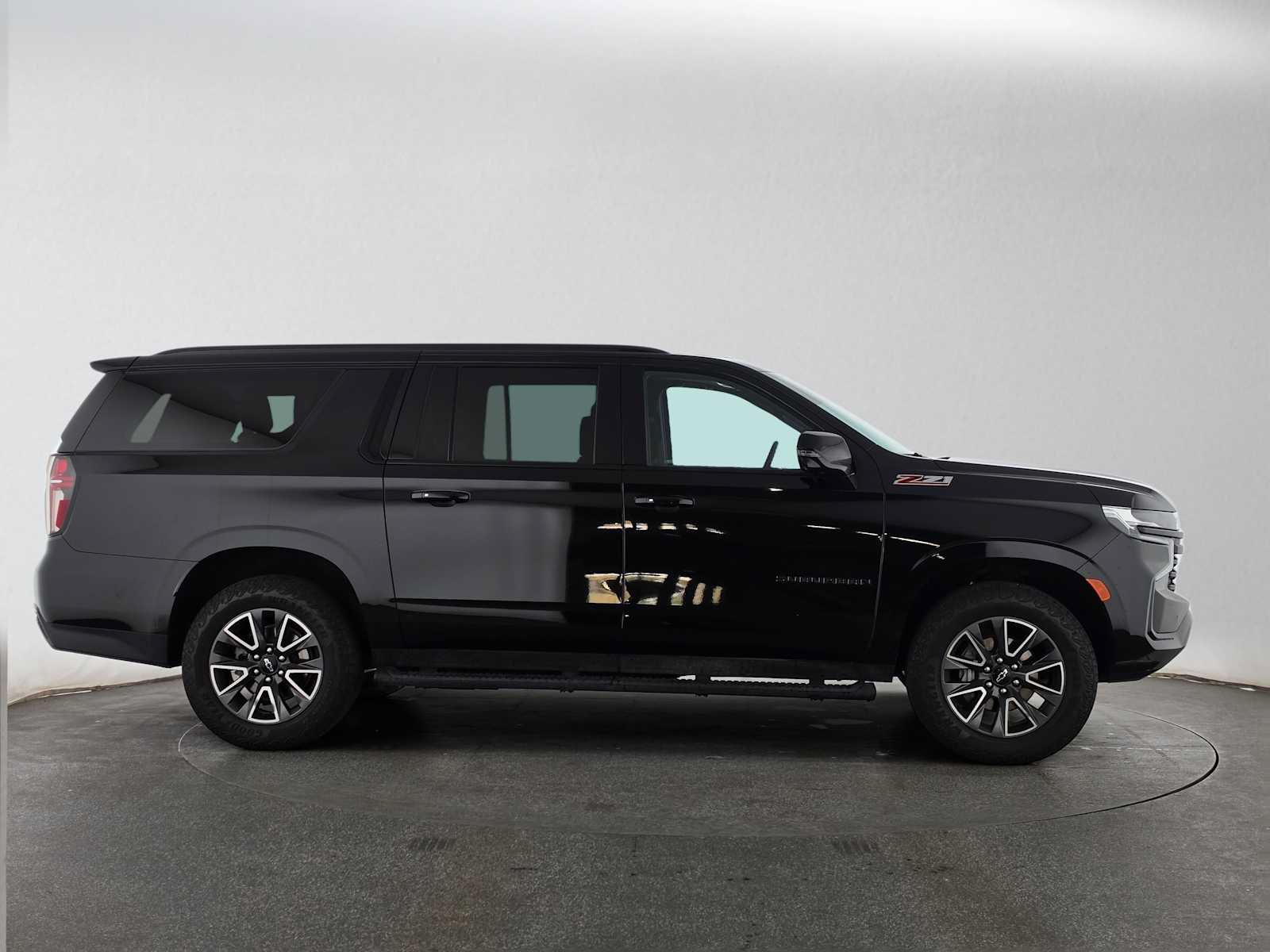 Used 2023 Chevrolet Suburban Z71 w/ Luxury Package AWD/4WD image 2