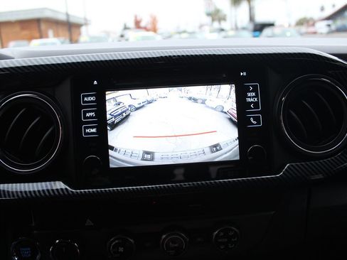 Used 2018 Toyota Tacoma TRD Off-Road image 30