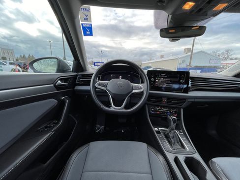 Used 2025 Volkswagen Jetta SE image 33