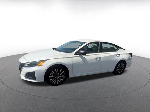 Used 2025 Nissan Altima 2.5 SV FWD image 8