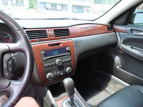 Used 2011 Chevrolet Impala LTZ FWD image 22